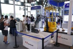 <b>“灵动”挖掘机械人具备从动卸车、一键刷坡、</b>